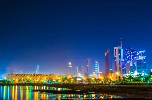 Ο ορίζοντας του Κουβέιτ κατά τη διάρκεια της νύχτας, συμπεριλαμβανομένου του παλατιού και του εθνικού κτηρίου συναρμολόγησης. — Φωτογραφία Αρχείου