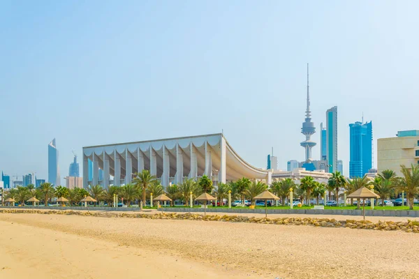 Skyline do Kuwait com o edifício nacional assenbly e a torre da libertação . — Fotografia de Stock