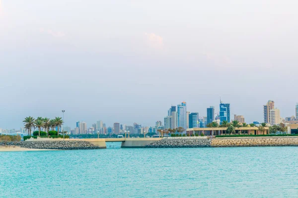 Skyline von Kuwait bei Sonnenuntergang — Stockfoto