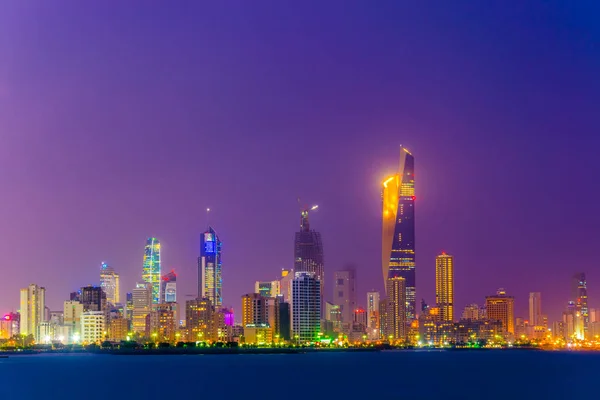 Skyline von Kuwait während der Nacht. — Stockfoto