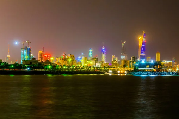Kuvait Skyline az éjszaka folyamán. — Stock Fotó