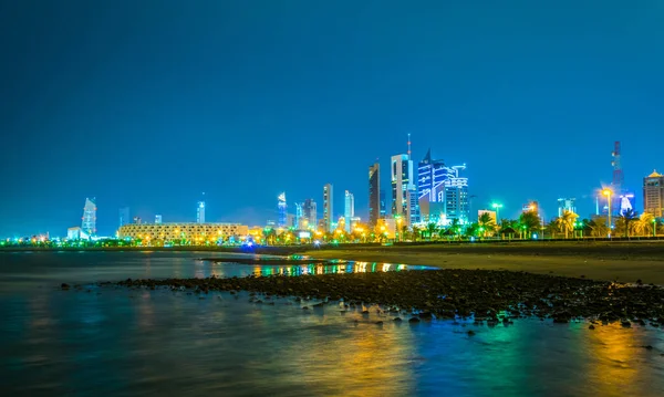 Seif sarayı, Kurtuluş kulesi ve gece boyunca Ulusal meclis binası da dahil olmak üzere Kuveyt silueti. — Stok fotoğraf