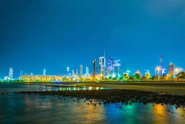 Skyline de Kuwait incluyendo el palacio de Seif, la torre de liberación y el edificio de la asamblea nacional durante la noche . — Foto de Stock