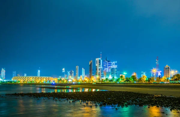Skyline de Kuwait incluyendo el palacio de Seif, la torre de liberación y el edificio de la asamblea nacional durante la noche . — Foto de Stock
