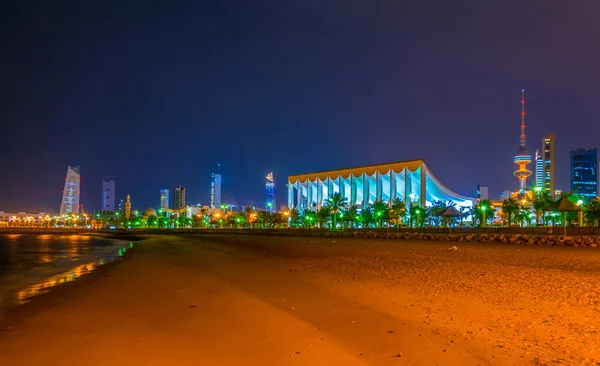 Небо Кувайта со зданием Национального музея и башней Освобождения в ночное время . — стоковое фото