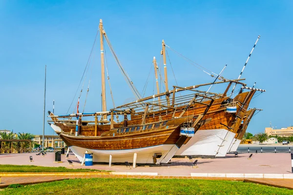 Vue d'un navire de boutre devant le musée naval au Koweït . — Photo