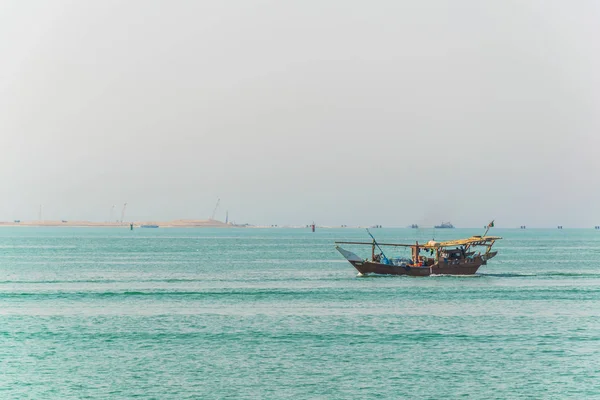 Вид на корабль-дау в открытом море в Кувайте . — стоковое фото
