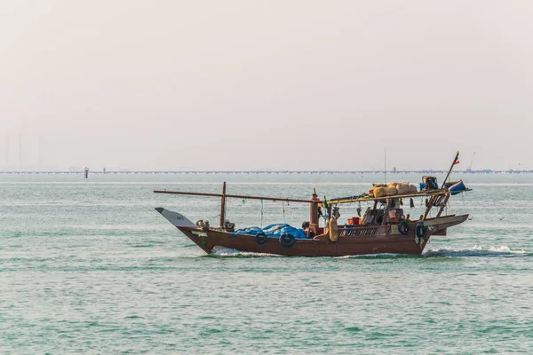 Vue d'un bateau de boutre sur une mer ouverte au Koweït . — Photo