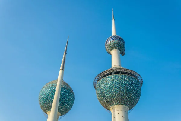 Las torres de Kuwait - el monumento más conocido de la ciudad de Kuwait . — Foto de Stock