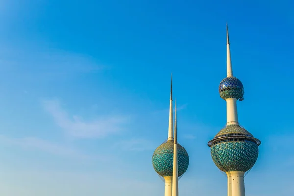 As torres do Kuwait - o marco mais conhecido da cidade do Kuwait . — Fotografia de Stock