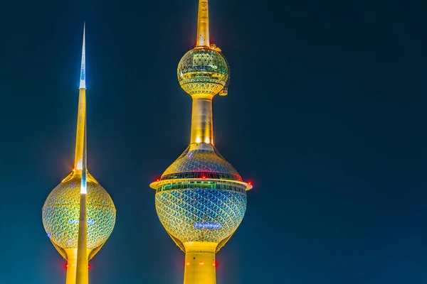 Las torres de Kuwait - el monumento más conocido de la ciudad de Kuwait - durante la noche . — Foto de Stock
