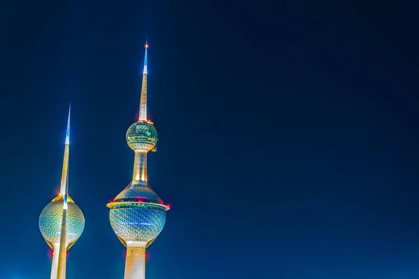 Las torres de Kuwait - el monumento más conocido de la ciudad de Kuwait - durante la noche . — Foto de Stock