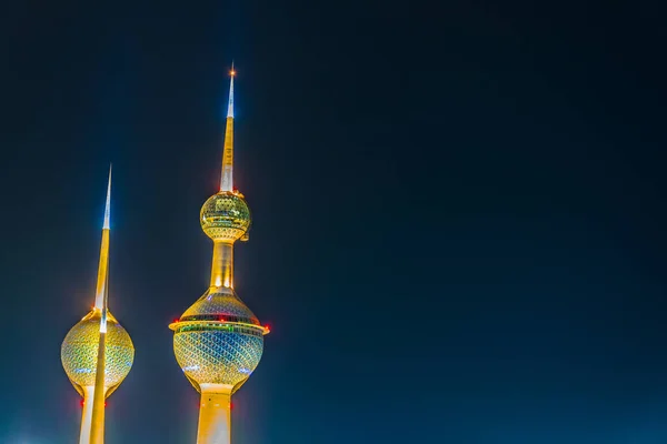 Las torres de Kuwait - el monumento más conocido de la ciudad de Kuwait - durante la noche . — Foto de Stock