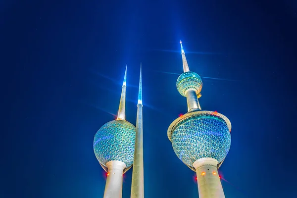 Las torres de Kuwait - el monumento más conocido de la ciudad de Kuwait - durante la noche . — Foto de Stock