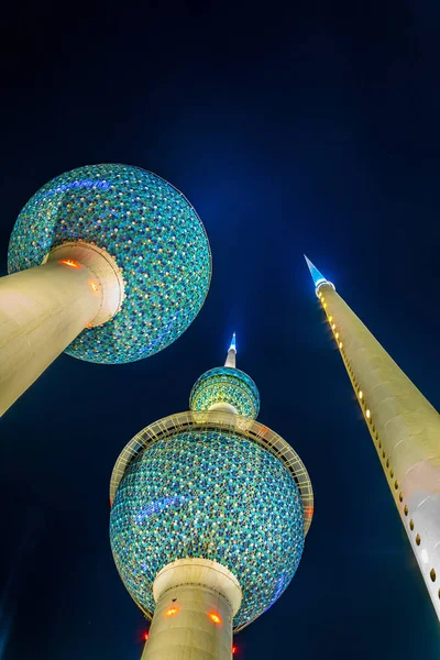 Las torres de Kuwait - el monumento más conocido de la ciudad de Kuwait - durante la noche . — Foto de Stock