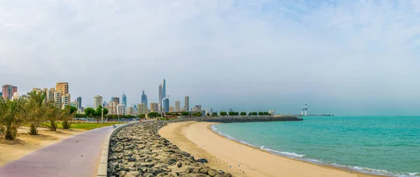 Blick auf die Corniche - Promenade in Kuwait — Stockfoto