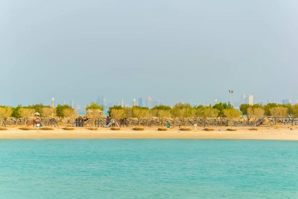 Вид на пляж в парке Зеленого острова, построенный на рекреационных землях в Кувайе . — стоковое фото