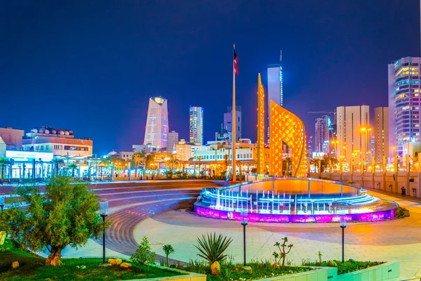 Pohled na zlatý památník s malým parkem v centrálním Kuvajtu během noci. — Stock fotografie