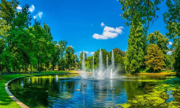 Szökőkút a Valkenberg parkban, Breda, Hollandia — Stock Fotó