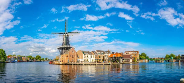Yel değirmeni de adriaan Haarlem, Hollanda — Stok fotoğraf