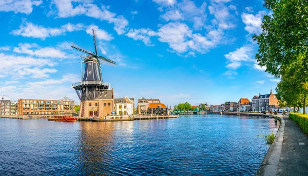 Yel değirmeni de adriaan Haarlem, Hollanda — Stok fotoğraf