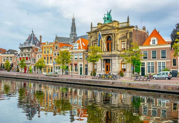 Musée Teylers situé à côté d'un canal dans la ville néerlandaise Haar — Photo