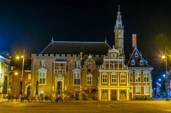 Haarlem, Hollanda'nın merkezindeki belediye binasının gece manzarası — Stok fotoğraf