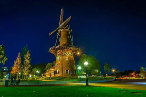 Widok nocny wiatrak de Valk w Lejdzie, Holandia — Zdjęcie stockowe