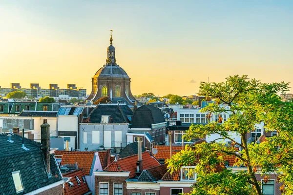 Coucher de soleil sur Hartebrugkerk à Leyde, Pays-Bas — Photo