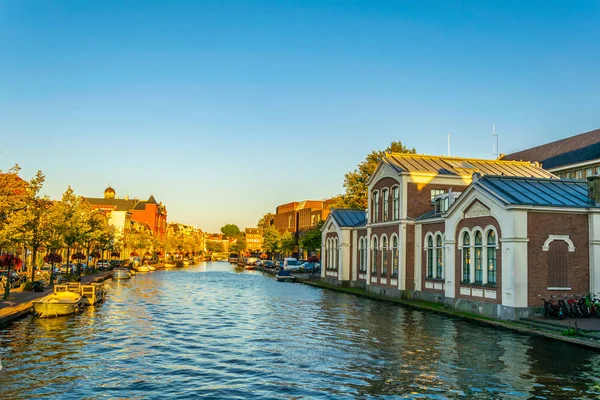 Sunset view a canal in Leiden, Netherlands — Stock Photo, Image