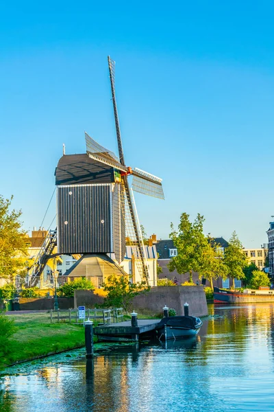 Tramonto vista del mulino a vento de Put a Leida, Paesi Bassi — Foto Stock