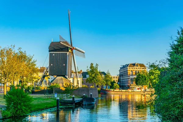 Sonnenuntergang Blick auf Windmühle de put in leiden, Niederlande — Stockfoto