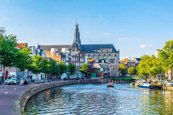 Eglise Saint Bavo vue derrière un canal à Haarlem, Pays-Bas — Photo