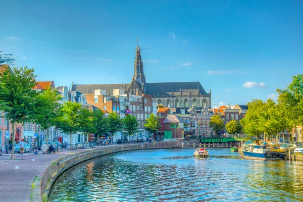 Sankt Bavo kyrka sedd bakom en kanal i Haarlem, Nederländerna — Stockfoto