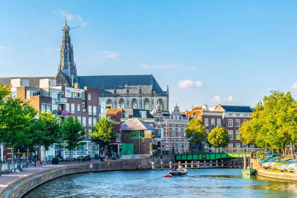 Sankt Bavo kyrka sedd bakom en kanal i Haarlem, Nederländerna — Stockfoto
