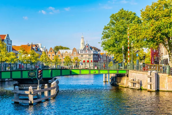 Canal à Haarlem vue de jour, Pays-Bas — Photo