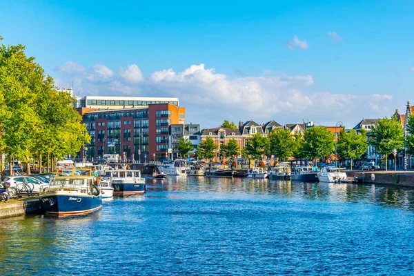 Canale in Haarlem visto durante il giorno, Paesi Bassi — Foto Stock
