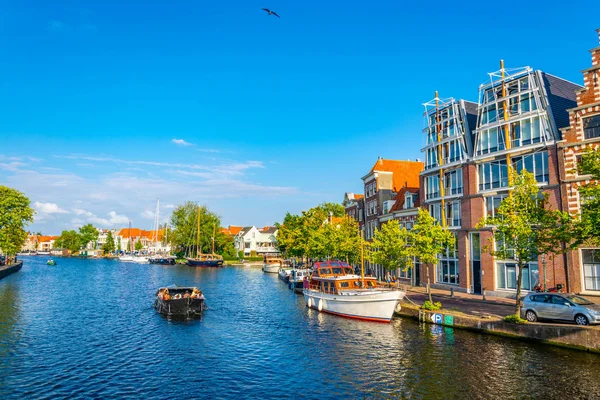 Haarlem kanal gün boyunca görüntülenen, Hollanda — Stok fotoğraf