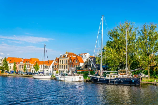 Canale in Haarlem visto durante il giorno, Paesi Bassi — Foto Stock