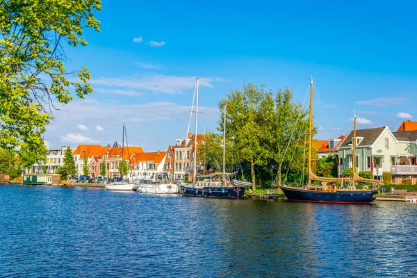 Kanaal in Haarlem bekeken overdag, Nederland — Stockfoto