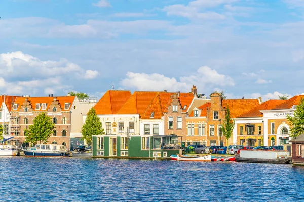 Kanal in haarlem tagsüber gesehen, Niederlande — Stockfoto