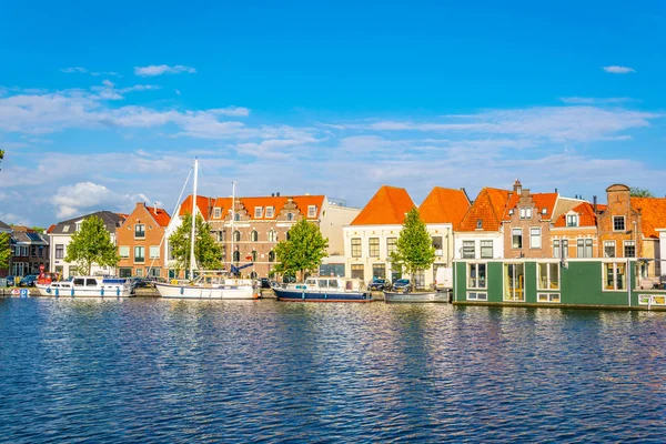 Kanaal in Haarlem bekeken overdag, Nederland — Stockfoto