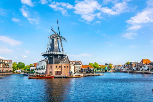 Yel değirmeni de adriaan Haarlem, Hollanda — Stok fotoğraf