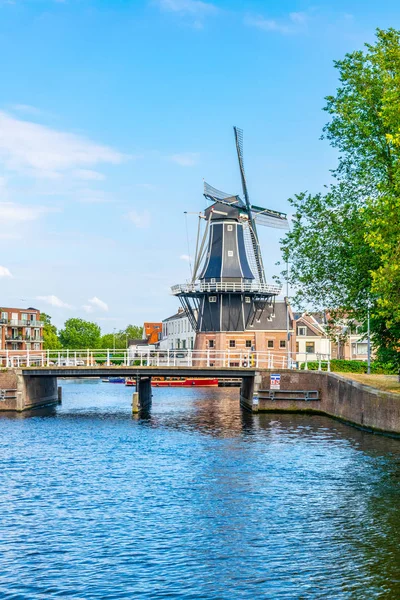 Windmühle de adriaan in haarlem, niederland — Stockfoto