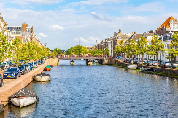 Canal à Haarlem vue de jour, Pays-Bas — Photo