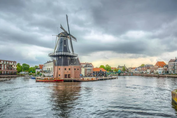 Yel değirmeni de adriaan Haarlem, Hollanda — Stok fotoğraf