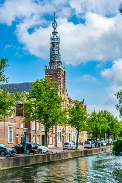 Heilige Lodewijkkerk iglesia y fachadas clásicas de casas en L — Foto de Stock