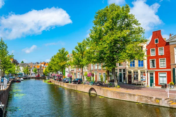 Vue d'un canal à Leyde, Pays-Bas — Photo