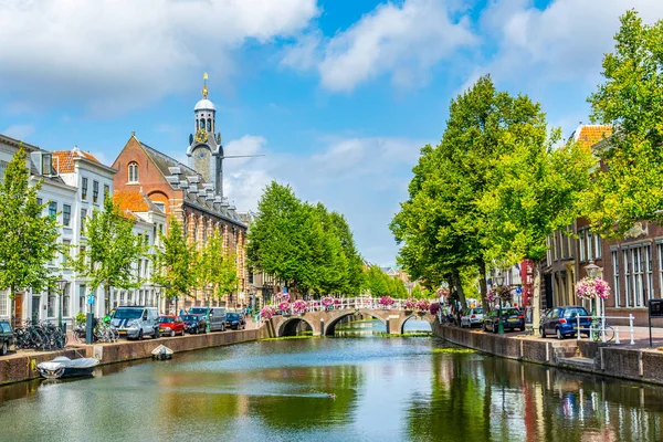 Vue d'un canal à Leyde, Pays-Bas — Photo