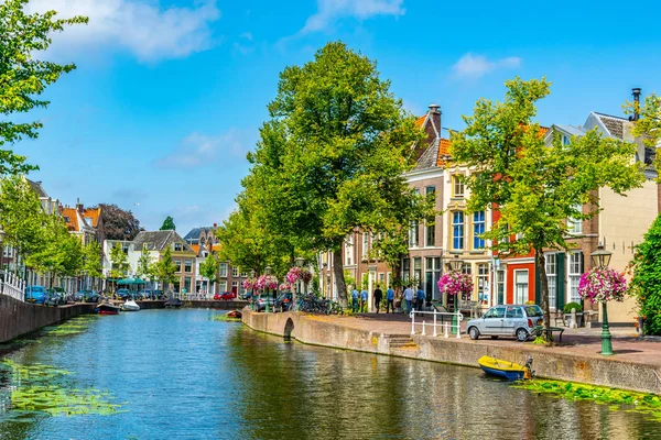 Vue d'un canal à Leyde, Pays-Bas — Photo